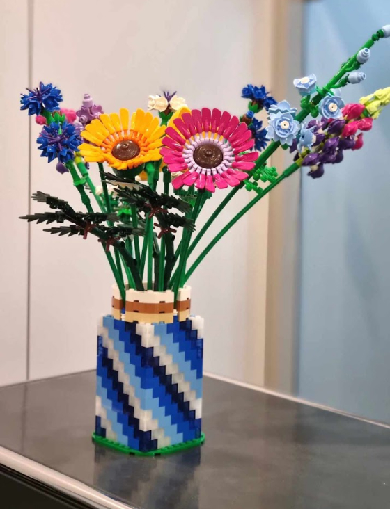 Impressionen aus den Büroräumen der TWT Health: ein Strauß Lego-Blumen